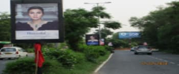 Advertising on Road Median in New Delhi 100381