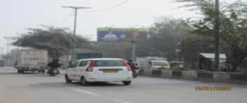 Advertising on Hoarding in Sadar Bazaar 100515